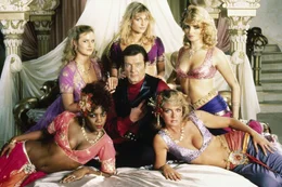 Roger Moore (James Bond, m.).