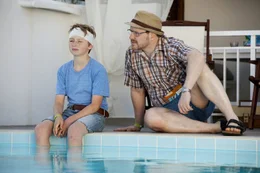 Vater Rudolf (Morgan Alling) will das Vertrauen seines Sohnes S&ouml;nke (William Ringstr&ouml;m) gewinnen.
