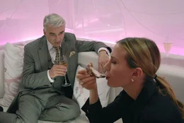 Als Lukas (Christoph M. Ohrt, l.) Kristin (Nadeshda Brennicke, r.) spontan zum Mittagessen einlud, dachte er nicht im Traum daran, mit ihr in einem Nobelrestaurant zu landen und Austern schl&uuml;rfen zu m&uuml;ssen ...