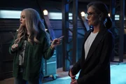 Frost (Danielle Panabaker, l.); Dr. Carla Tannhauser (Susan Walters, r.)