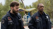 Dennis (Jamie Dornan, l.) und Steve (Anthony Mackie, r.)
