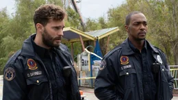 Dennis (Jamie Dornan, l.) und Steve (Anthony Mackie, r.) Dennis (Jamie Dornan, l.) und Steve (Anthony Mackie, r.)
