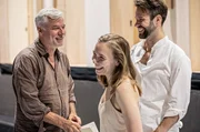 Regisseur Christof Loy (li.), Sopranistin Elsa Dreisig (Mi.) und Tenor Adam Smith (re.) bei den Proben zur Neuinterpretation von Gustave Charpentiers &bdquo;Louise&ldquo;
