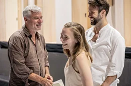 Regisseur Christof Loy (li.), Sopranistin Elsa Dreisig (Mi.) und Tenor Adam Smith (re.) bei den Proben zur Neuinterpretation von Gustave Charpentiers &bdquo;Louise&ldquo;