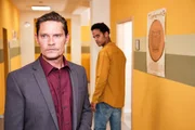 Simon (Roberto Thoenelt, l.) ist Roberts Bitte nachgekommen und beschattet Steve (Stephen Appleton).