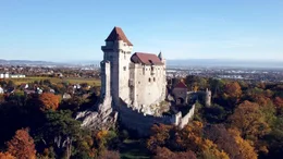 Diese Sendung widmet sich den Hausbergen der Wiener: Am Kahlenberg oberhalb der Weing&auml;rten von Sievering und Grinzing mit beeindruckendem Ausblick auf die Metropole Wien und das Wiener Becken beginnt der Streifzug in die vielf&auml;ltige und geheimnisvolle Welt des Wienerwaldes. Der Wiener Wald war und ist Naherholungsgebiet, Sanatorium, Wander- und Freizeitparadies sowie Ort der historischen Sommerfrische mit viel Geschichte und "Gschichterln", die in dieser Folge auch erz&auml;hlt werden. Im Bild: Burg Liechtenstein.