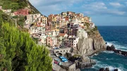 Voller Touristen, aber wunderschön, ist es in den "Cinque Terre", den "Fünf Dörfern" an Liguriens Steilküste. Zu erreichen ist das UNESCO-Weltkulturerbe am besten per Bahn oder Schiff, zu Fuß - oder mit der Vespa. Voller Touristen, aber wunderschön, ist es in den "Cinque Terre", den "Fünf Dörfern" an Liguriens Steilküste. Zu erreichen ist das UNESCO-Weltkulturerbe am besten per Bahn oder Schiff, zu Fuß - oder mit der Vespa.