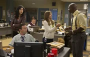 (v.l.n.r.) Rosa Diaz (Stephanie Beatriz); Charles Boyle (Joe Lo Truglio); Gina Linetti (Chelsea Peretti); Terry Jeffords (Terry Crews)