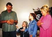 Rita (Gaby K&ouml;ster, r.) freut sich auf einen kuscheligen Abend mit Horst (Frank Vockroth, l.). Doch vorher schickt Horst Sandra (Jasmin Schwiers) und Markus (Marius Theobald) ins Kino.