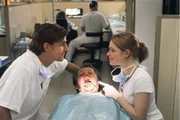 Johan (Max von Thun, l.) und Lena (Karoline Herfurth)  Die Verwendung des sendungsbezogenen Materials ist nur mit dem Hinweis und Verlinkung auf RTL+ gestattet.; Johan (Max von Thun, l.) und Lena (Karoline Herfurth)  Die Verwendung des sendungsbezogenen Materials ist nur mit dem Hinweis und Verlinkung auf RTL+ gestattet.