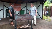 Holger (re.) braucht einen neuen Grill.