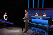 Moderator Alexander Bommes (2.v.l.) mit den Kandidat:innen: Bj&ouml;rn Kurek (3.v.r.), Nicole Sewart (2.v.r.), Michael Scherf (r.), Katja Radermacher (l.).