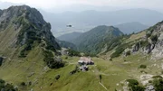 Hubschrauberlieferung zum Admonter Haus in den Ennstaler Alpen. Hubschrauberlieferung zum Admonter Haus in den Ennstaler Alpen.