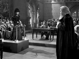 Sibella (Joan Greenwood) sagt vor Gericht falsch gegen ihren langj&auml;hrigen Geliebten Louis Mazzini (Dennis Price, Mi.) aus und bringt ihn dadurch an den Galgen.
