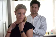 Obwohl Sonja (Anne Apitzsch) und Paco (Milos Vukovic) von ihrem schlechten Gewissen geplagt werden, können sie der gegenseitigen Anziehung nur schwer widerstehen... Obwohl Sonja (Anne Apitzsch) und Paco (Milos Vukovic) von ihrem schlechten Gewissen geplagt werden, können sie der gegenseitigen Anziehung nur schwer widerstehen...