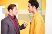 Simon (Roberto Thoenelt, l.) droht Steve (Stephen Appleton), Melli nicht weiter zu betr&uuml;gen.