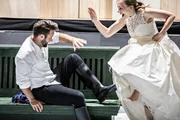 Die junge Louise (Elsa Dreisig) und ihr Geliebter Julien (Adam Smith) in der Neuinszenierung von Gustave Charpentiers Opernerfolg &bdquo;Louise&ldquo;