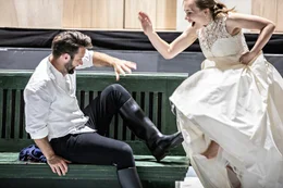 Die junge Louise (Elsa Dreisig) und ihr Geliebter Julien (Adam Smith) in der Neuinszenierung von Gustave Charpentiers Opernerfolg &bdquo;Louise&ldquo;