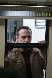 Der Gangster fl&uuml;chtet mit der Schwebebahn. Semir (Erdogan Atalay) verliert keine Zeit und h&auml;ngt sich an die Bahn dran...