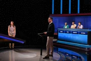 Moderator Alexander Bommes (2.v.l.) mit den Kandidat:innen: Sabine Fuchs (3.v.r.), Theo Sonneborn (2.v.r.), Roberto T&ouml;pfer, (r.), Kathrin Kr&uuml;ger (l.).
