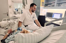 Der Internist Mohamed Cherbagi stammt aus Syrien. Seit 2017 arbeitet er am Kreiskranhaus Freiberg in Sachsen. Ultraschalluntersuchungen geh&ouml;ren zu seinem Klinikalltag.