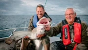 Heinz Galling und Horst Hennings mit einem 1,25 Meter Leng auf dem Atlantik vor Norwegen.