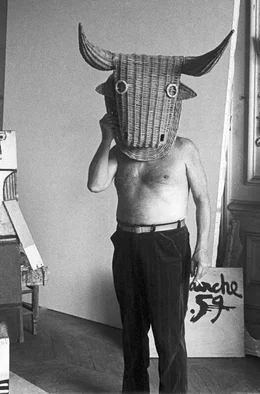 Picasso mit Korbmaske als Stier im Jahr 1956