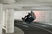 Ronnie flieht mit dem Van der Gangster, wird beschossen und verliert die Kontrolle &uuml;ber den Wagen...