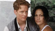 Dr. Steven Cale (Eric Stoltz) und Terri Flores (Jennifer Lopez)