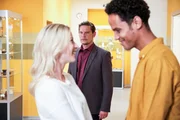 Simon (Roberto Thoenelt) beobachtet, dass Steve (Stephen Appleton, r.) und Nicole (Anna R&ouml;ser) sich n&auml;her gekommen sind.