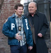 Jake Peralta (Andy Samberg, l.); Jimmy Brogan (Stacy Keach, r.) Jake Peralta (Andy Samberg, l.); Jimmy Brogan (Stacy Keach, r.)