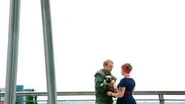 Christina (Christian Clau&szlig;) gibt Mops Teddy in die Obhut eines M&auml;dchens (Julia Mei&szlig;ner).