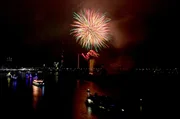 Der Japan-Tag verspricht ein abwechslungsreiches Programm. Höhepunkt ist das große handgemachte japanische Feuerwerk unter dem Motto: "What a wonderful world - Ein Feuerwerk voller Lebensfreude". Japanisches Feuerwerk erhellt den Nachthimmel über dem Rhein beim Japan-Tag. Der Japan-Tag verspricht ein abwechslungsreiches Programm. Höhepunkt ist das große handgemachte japanische Feuerwerk unter dem Motto: "What a wonderful world - Ein Feuerwerk voller Lebensfreude". Japanisches Feuerwerk erhellt den Nachthimmel über dem Rhein beim Japan-Tag.