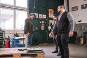 Manuel (Daniel Sellier, l.) w&auml;hnt sich am Ziel seiner Tr&auml;ume. Tarek Talal (Haydar Kizay), Bodyguard (Jakov Maksimovic,r.)