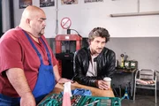Manuel (Daniel Sellier, r.) erz&auml;hlt Itchy (Hakan Orbeyi), dass er bef&uuml;rchtet, Kathi wegen seiner erneuten L&uuml;gen bald zu verlieren.