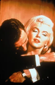 W&auml;hrend der Multimillion&auml;r Jean-Marc Clement (Yves Montand, l.) nur Augen f&uuml;r die h&uuml;bsche Revuet&auml;nzerin Amanda (Marilyn Monroe, r.) hat, macht sich vor allem der Anwalt des Gesch&auml;ftsmanns Sorgen um dessen Verm&ouml;gen ...