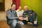 Fliesenleger Tom (li.), Maler Mike (Mitte) und Trockenbauer Danilo sind voller Optimismus was die Renovierung des Hauses betrifft