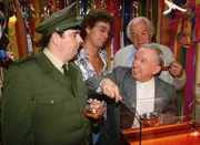 Zum siebeneinhalbj&auml;hrigen Jubil&auml;um des Kiosk l&auml;sst Atze (Atze Schr&ouml;der, 2.v.li.) wieder eine seiner ber&uuml;hmt-ber&uuml;chtigten Partys steigen. Die Nachbarschaft ist begeistert, besonders Opa Pl&auml;te (J&uuml;rgen Mikol, v.re.) kann nicht genug bekommen von der Bowle.