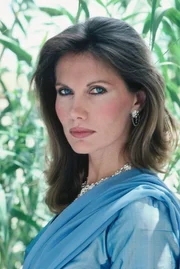Um die weiteren Hintergr&uuml;nde einer gigantischen Juwelenschieberei aufzusp&uuml;ren, ist James Bond der geheimnisvollen Octopussy (Maud Adams) auf den Fersen. Sie ahnt nicht, dass sie von einem Wahnsinnigen hinters Licht gef&uuml;hrt wird ...
