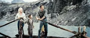 Fluss ohne Wiederkehr: Kay (Marilyn Monroe, l.), Mark (Tommy Rettig, M.) und Matt (Robert Mitchum, r.) sind auf der Flucht vor feindlichen Indianern ...