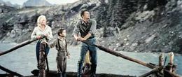 Fluss ohne Wiederkehr: Kay (Marilyn Monroe, l.), Mark (Tommy Rettig, M.) und Matt (Robert Mitchum, r.) sind auf der Flucht vor feindlichen Indianern ...