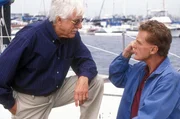 Dr. Mark Sloan (Dick Van Dyke, l.) unterh&auml;lt sich mit Richter Peter McReynolds (Robert Stack, r.).
