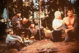 Nicht nur die Indianer sind eine Bedrohung f&uuml;r Matt (Robert Mitchum, rechts), seinen Sohn Mark (Tommy Rettig, links) und Kay (Marilyn Monroe). Auch noch zwielichtige Gauner wie Sam (Douglas Spencer, oben links) und Gefolge suchen in den einsamen Bergen ihr Gl&uuml;ck...