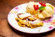 Nachspeise: Kaiserschmarrn mit Creme-Eis. Nachspeise: Kaiserschmarrn mit Creme-Eis.