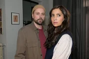 John (Felix von Jascheroff) steht voll hinter Laura (Chryssanthi Kavazi). John (Felix von Jascheroff) steht voll hinter Laura (Chryssanthi Kavazi).