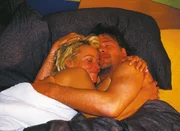 Rita (Gaby Köster) und Horst (Frank Vockroth) feiern Ritas Beförderung zur stellvertretenden Filialleiterin. Rita (Gaby Köster) und Horst (Frank Vockroth) feiern Ritas Beförderung zur stellvertretenden Filialleiterin.