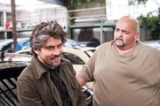 Manuel (Daniel Sellier, l.) hofft euphorisch, dass der Einbruch ohne Konsequenzen f&uuml;r ihn bleibt. Itchy (Hakan Orbeyi)