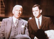 John Wales (Wilfried Hyde-White, l.) und Alexander Coffman (Tony Randall, r.) k&ouml;nnen nicht glauben, dass sich der Multimillion&auml;r Jean-Marc Clement tats&auml;chlich als armer Schauspieler am Theater anstellen l&auml;sst ...