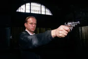 Kurt Hauff (Ulrich Tukur) richtet seine Waffe auf Kommissar Moser ...
