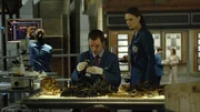 In m&uuml;hevoller Kleinarbeit untersuchen Zack Addy (Eric Millegan, M.) und Brennan (Emily Deschanel) das Skelett des gefundenen Opfers, um dessen Identit&auml;t herauszufinden.